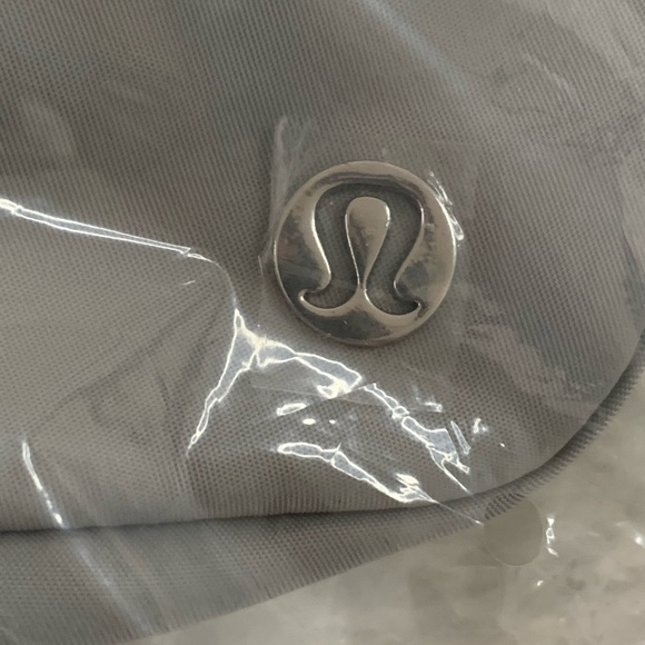 Lululemon Everywhere belt bag 1L, Silver Drop/ White -Discontinued - Picture 8 of 16